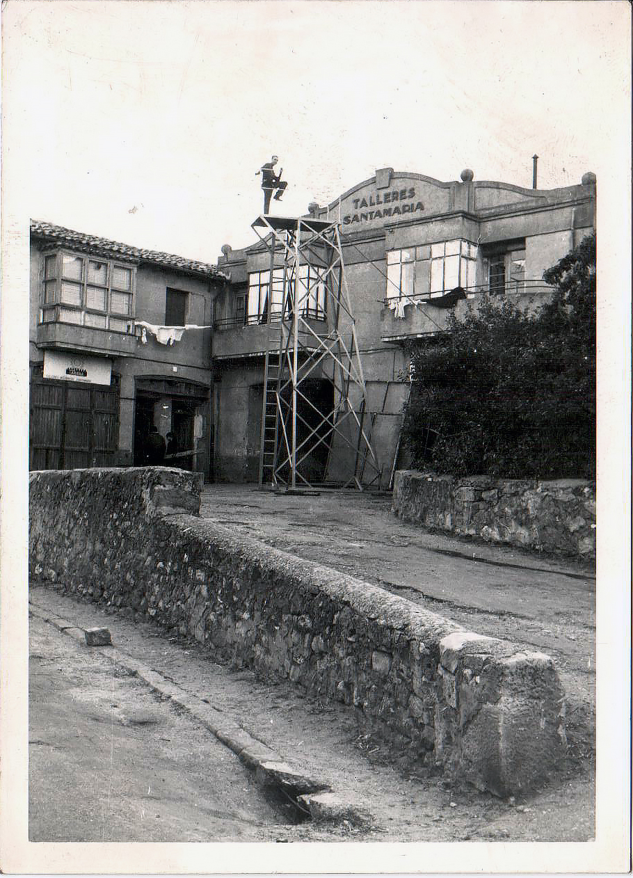 Foto Talleres Santa María 1960, con una torre de incendios.